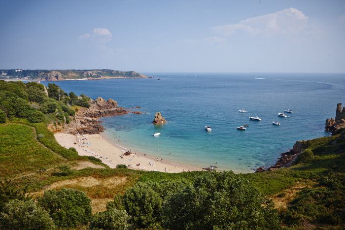 Вид на морской порт на одном из Нормандских островов